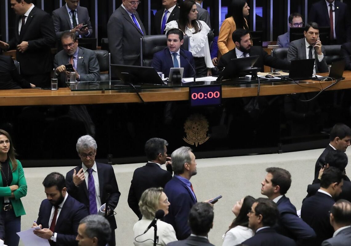 Câmara derruba voto secreto em PEC da Blindagem por falta de quórum