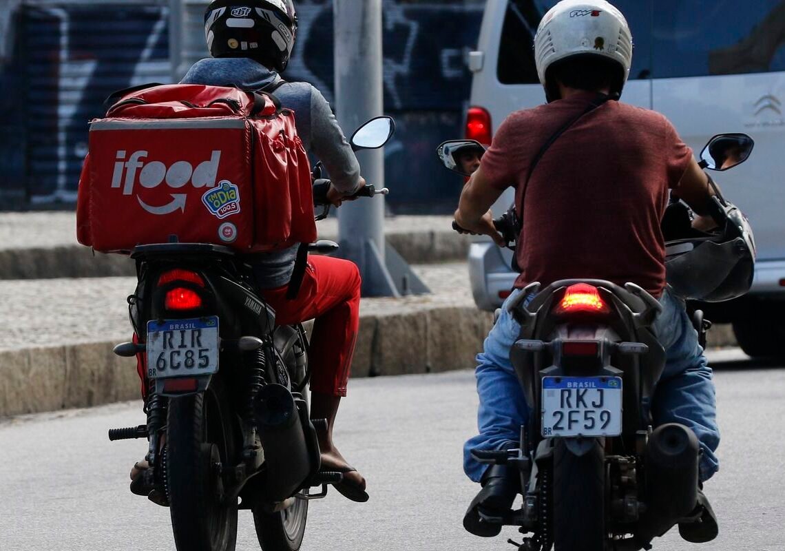 Câmara aprova urgência para votar vale-refeição para entregadores