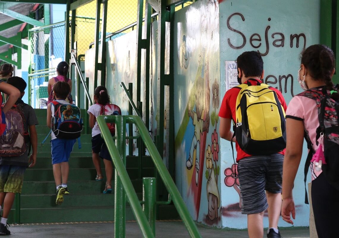 Menos da metade das escolas públicas está ligada à rede de esgoto