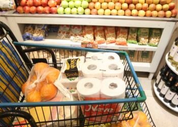 Vendas no comércio recuam 0,3% em julho e caem pelo quarto mês seguido