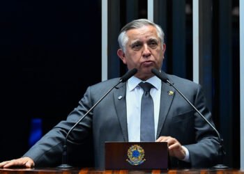 Izalci critica programas sociais e aponta falhas na educação — Senado Notícias