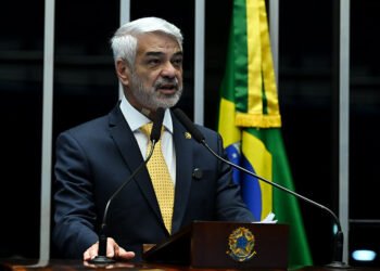 Humberto Costa destaca avanços na educação e no Sistema Único de Saúde — Senado Notícias