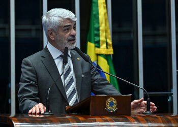 Humberto destaca Dia do Professor e ações do governo na educação — Senado Notícias