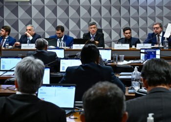 Ex-presidente de associação se cala na CPMI e parlamentares falam em prisão — Senado Notícias