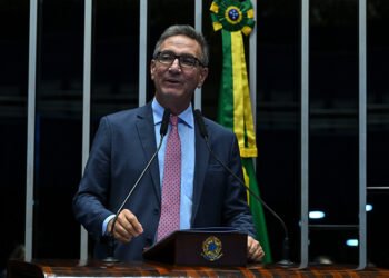 Lucas Barreto comemora licença para prospecção de petróleo — Senado Notícias