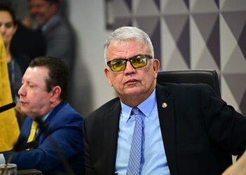 Aprovada em comissão MP que extingue cobrança de taxa para taxistas — Senado Notícias