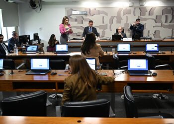 Regulamentação da quiropraxia é aprovada pela CAS e vai à Câmara — Senado Notícias