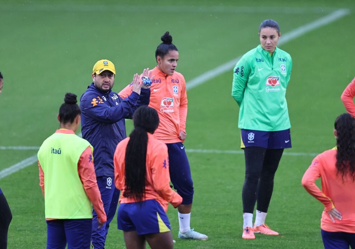 Seleção feminina realiza primeiro treino para amistosos na Europa