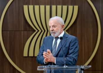 Lula quer discutir com Trump punição dada a ministros do STF