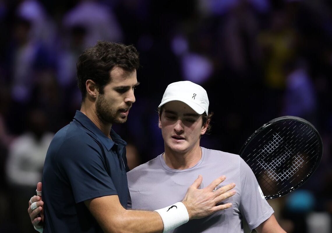 João Fonseca batalha em quadra, mas dá adeus ao Masters 1000 de Paris