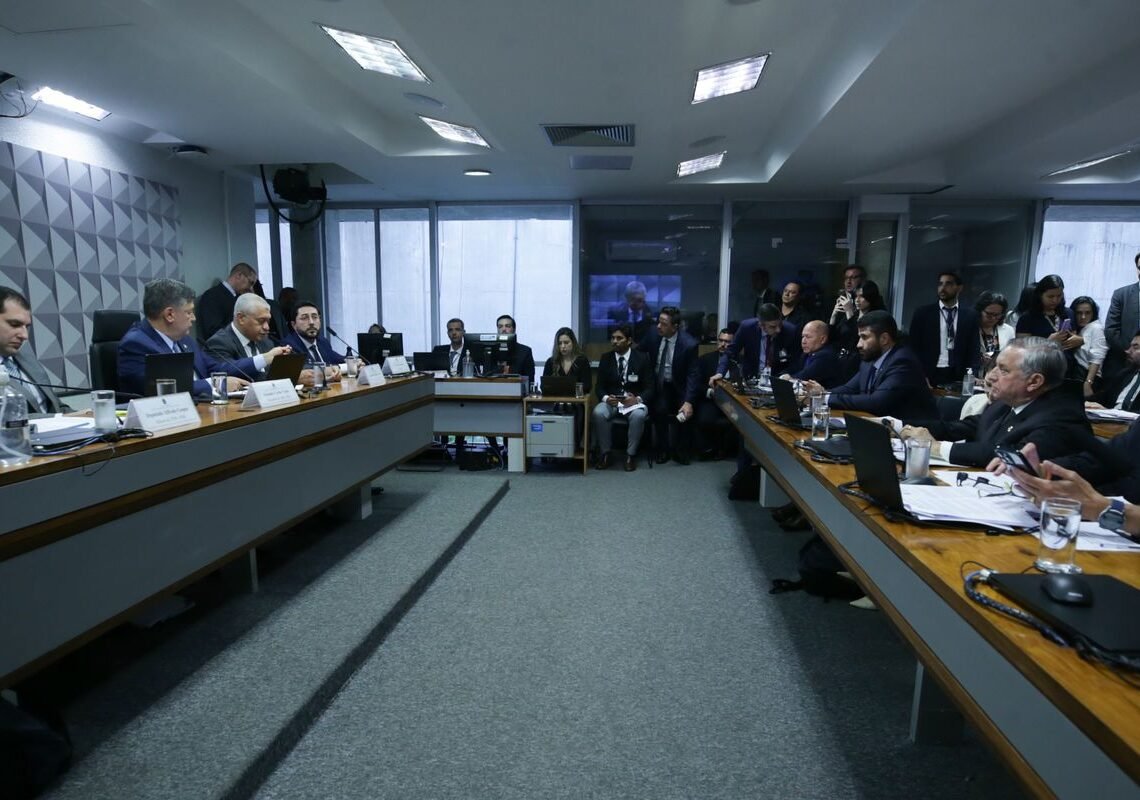 Dino autoriza silêncio de presidente de sindicato na CPMI do INSS