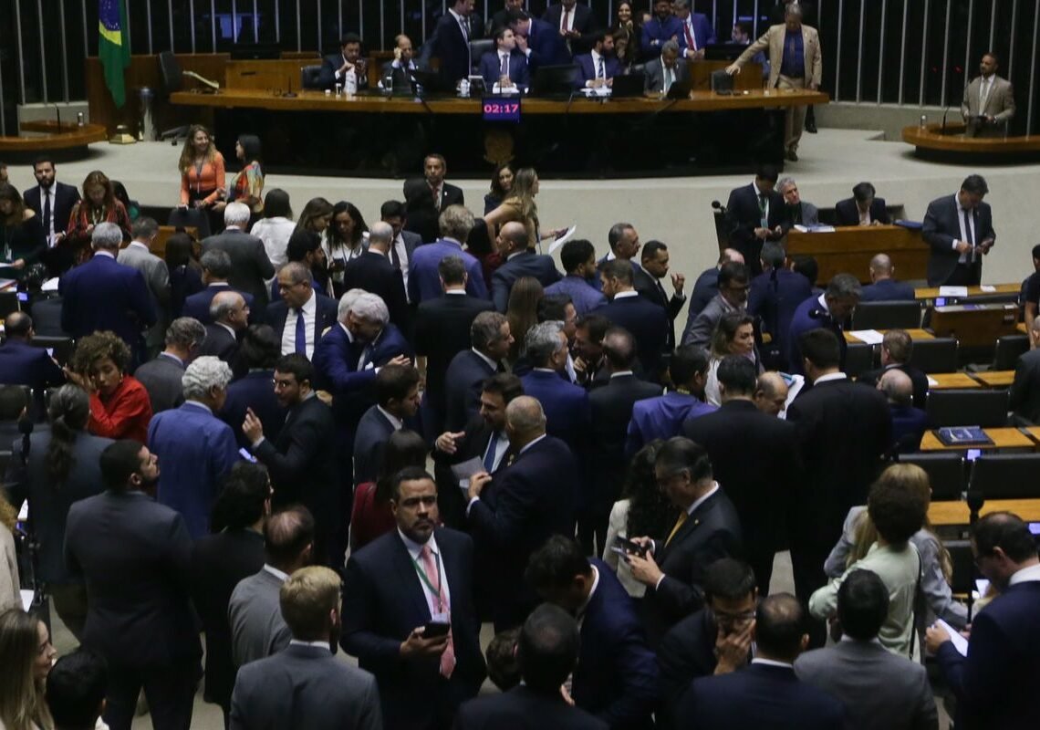 Câmara aprova isenção do IR para quem ganha até R$ 5 mil