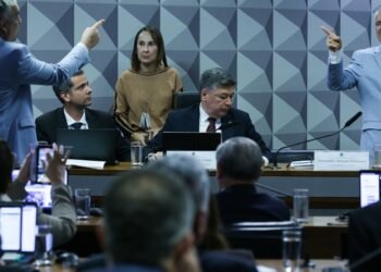 Ex-presidente do INSS se nega a responder perguntas de relator da CPI 