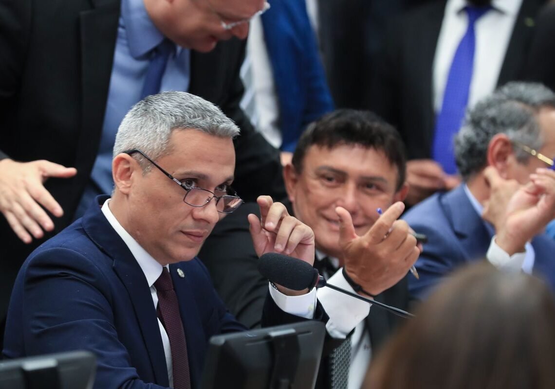 Câmara aprova suspensão de ação no STF contra Gustavo Gayer