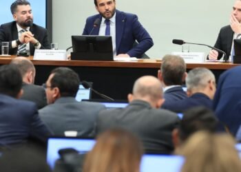 Relator vota para arquivar processo de cassação de Eduardo Bolsonaro