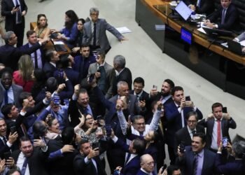Câmara aprova retirada da MP do IOF da pauta; texto caduca