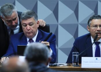 Ex-procurador do INSS não responde perguntas do relator na CPMI