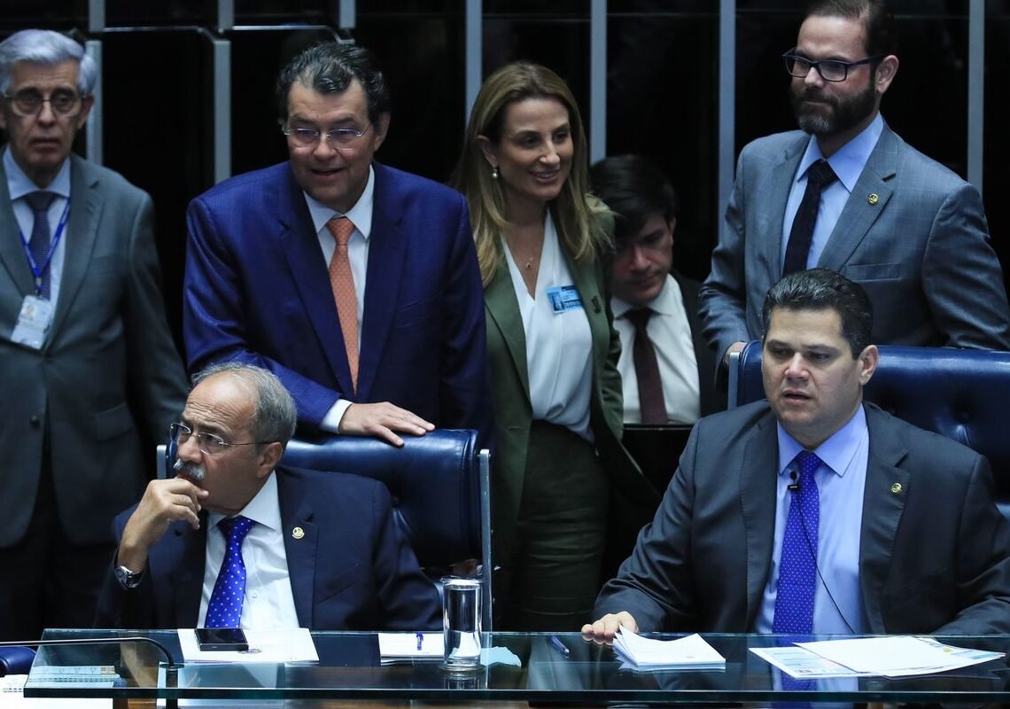 Senado aprova projeto que proíbe empréstimo consignado não autorizado