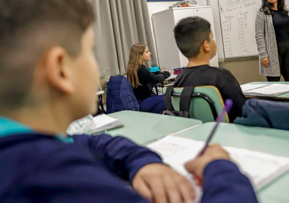 Professor brasileiro perde 21% do tempo de aula para manter disciplina