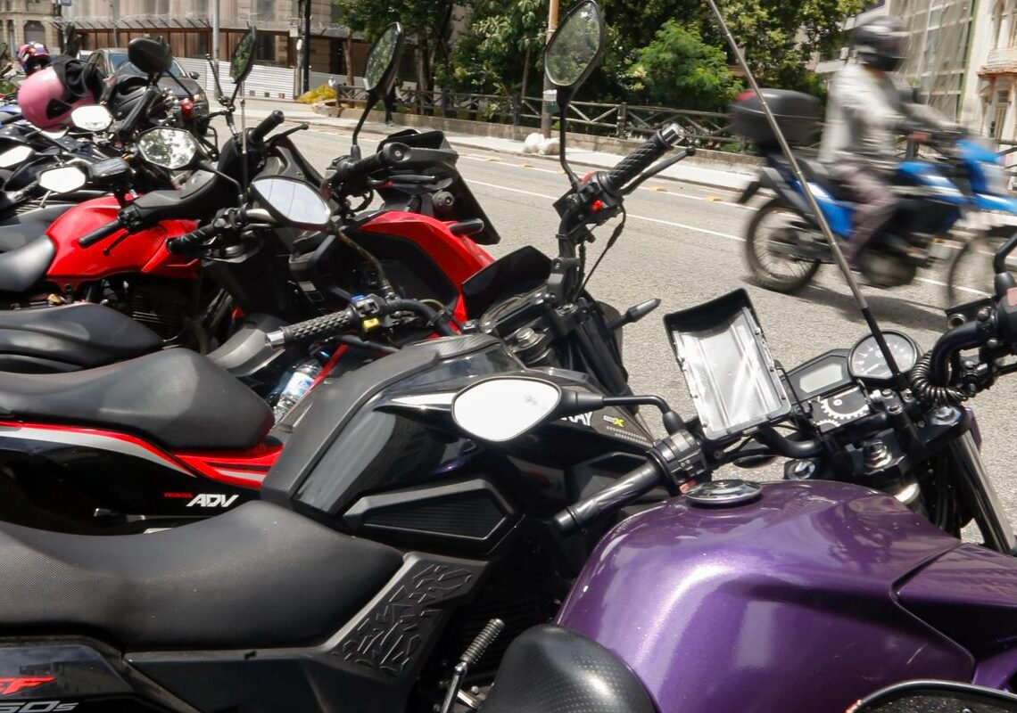 Trabalhador por aplicativo ganha mais, porém tem jornadas mais longas