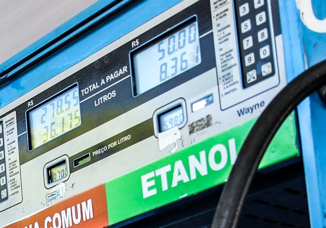 Petrobras reduz preço da gasolina em 4,9% a partir de terça-feira