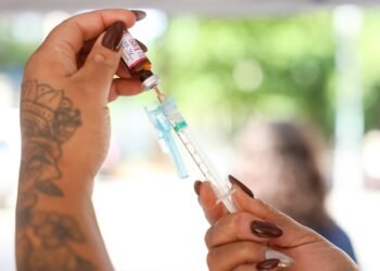 Ministro faz apelo por atualização da caderneta vacinal das crianças