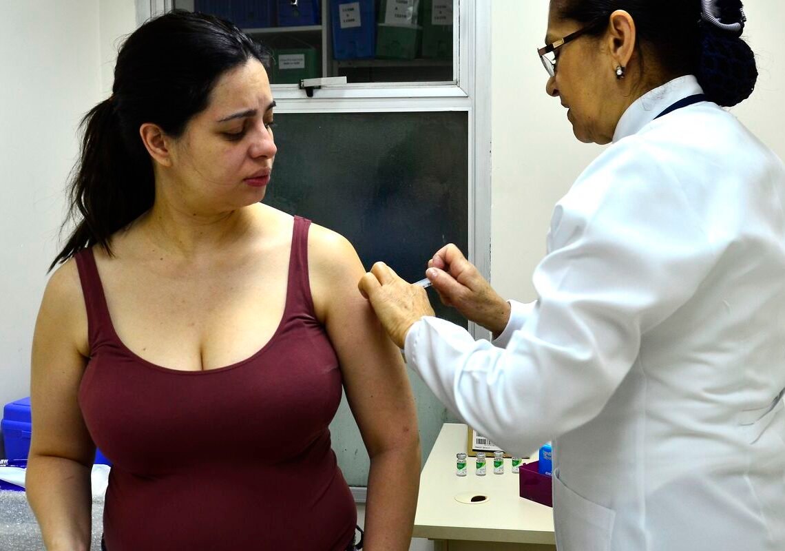 Saiba como será oferta de vacina que previne bronquiolite em bebês