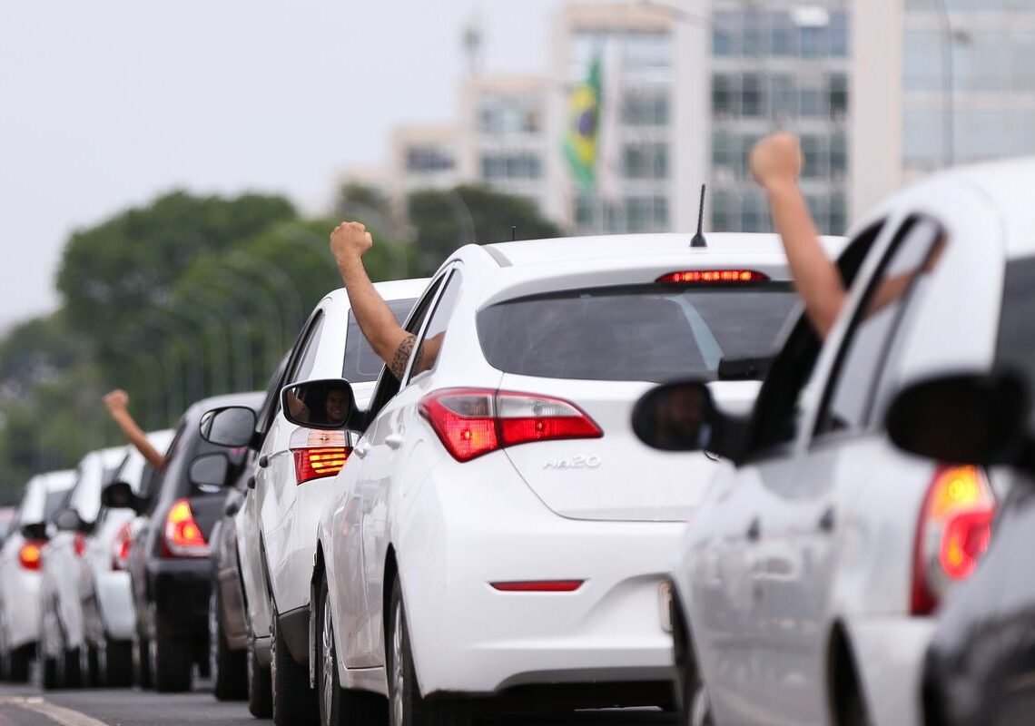 Motoristas de aplicativo caíram no “conto do vigário”, diz Sakamoto