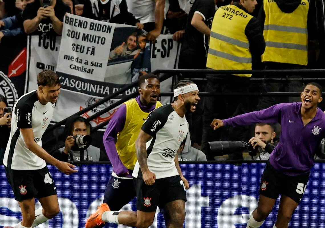 Depay e Yuri Alberto desequilibram e Corinthians vence Majestoso