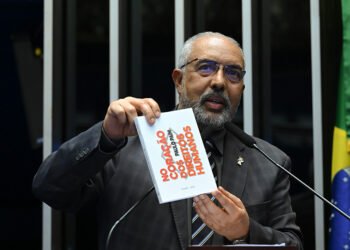 Paim comemora lançamento de livro dele sobre direitos humanos — Senado Notícias
