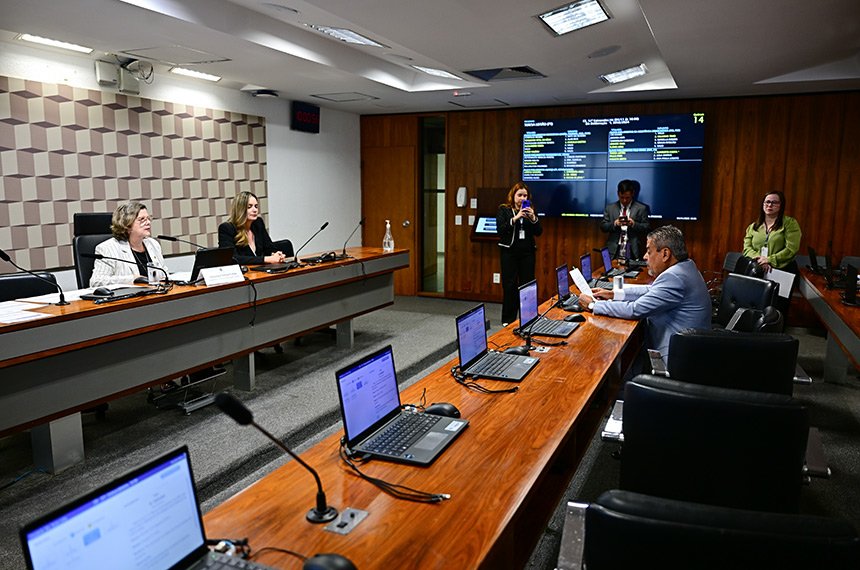 Estagiário pode ter licença médica sem desligamento do estágio, aprova CE — Senado Notícias