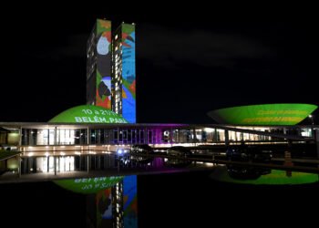COP 30 é celebrada em projeção no prédio do Congresso — Senado Notícias