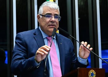 Girão aponta lobby e diz que governo Lula favorece laboratório — Senado Notícias