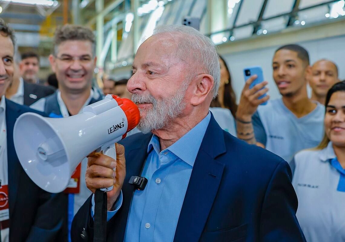 Lula assina medida que atualiza Programa de Alimentação do Trabalhador