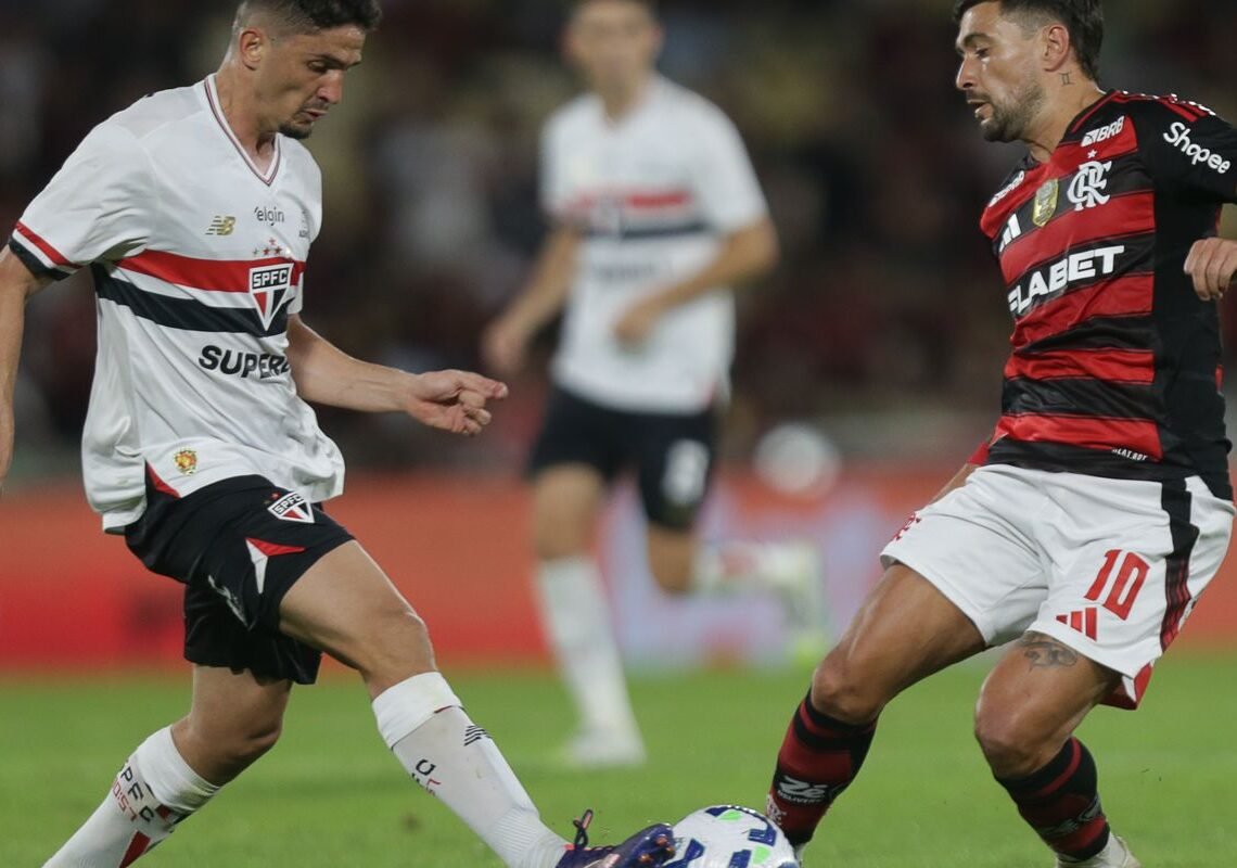 Buscando a liderança do Brasileiro, Flamengo enfrenta o São Paulo