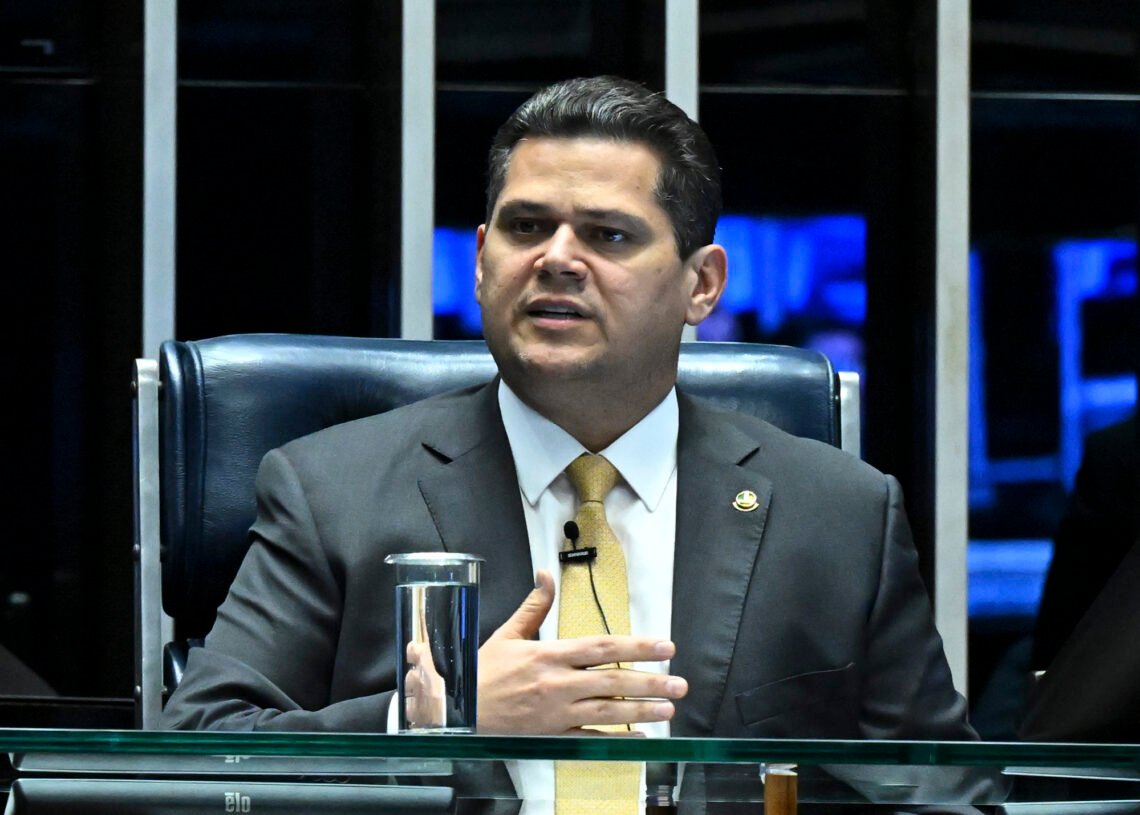 Davi soma o Senado aos esforços para reconstruir região atingida por tornado — Senado Notícias