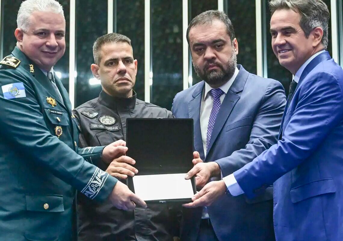 Congresso homenageia policiais mortos durante a Operação Contenção