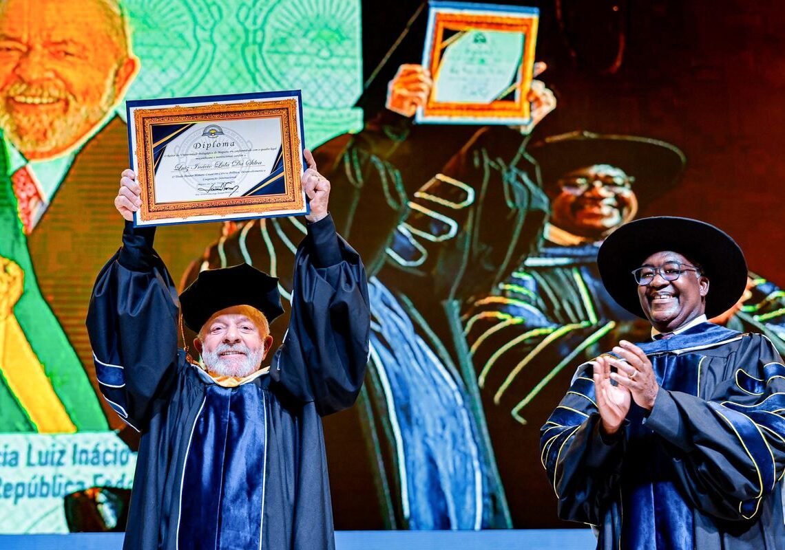 Lula recebe título de doutor honoris causa em Moçambique