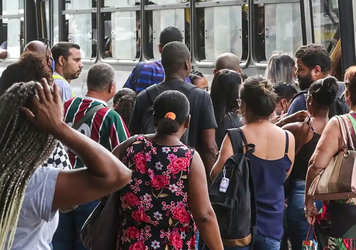 Número dos que procuram emprego há mais de 2 anos cai 17,8%, diz IBGE