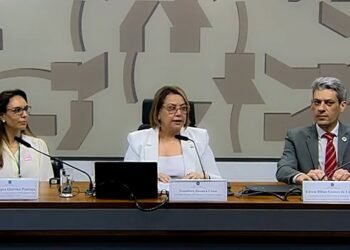 Debatedores defendem Julho Neon como mês nacional da saúde bucal — Senado Notícias