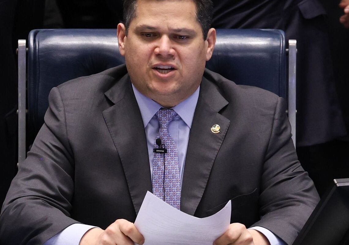 Alcolumbre cancela calendário para sabatina de Jorge Messias ao STF