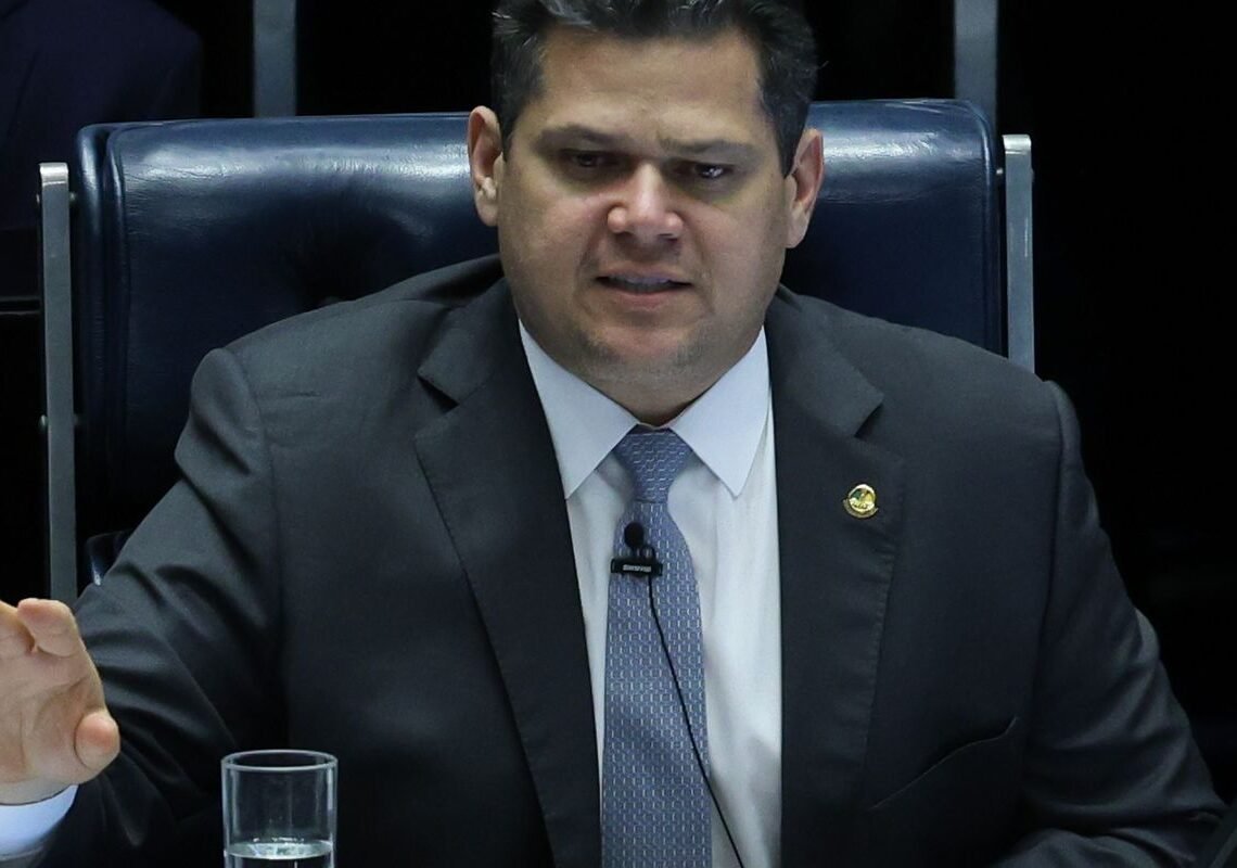 Alcolumbre critica decisão de Gilmar Mendes sobre impeachment no STF