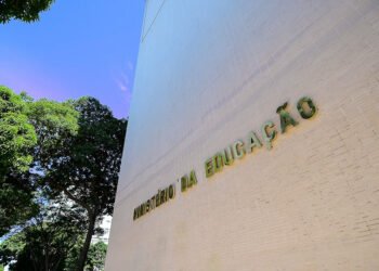 Sancionada lei que garante cargos no MEC e recursos para segurança do DF — Senado Notícias