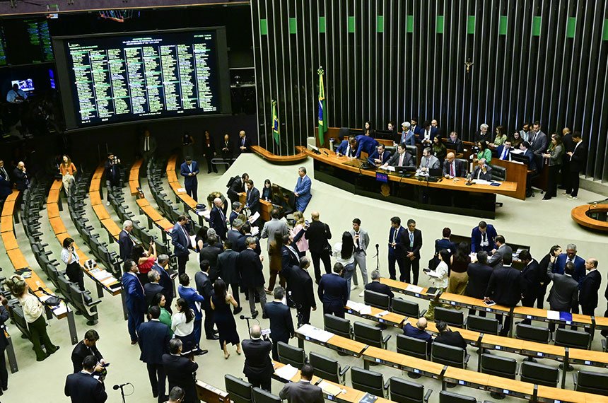 Veto à equiparação de reajustes para servidores da Câmara é mantido — Senado Notícias