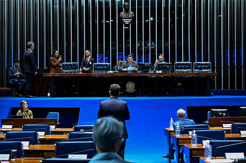 Inclusão da educação política no currículo escolar é retirada de pauta — Senado Notícias