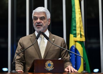 Humberto Costa defende endurecimento contra apostas on-line — Senado Notícias