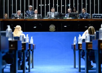 Congresso promulga emenda que libera acúmulo de cargos para professores — Senado Notícias