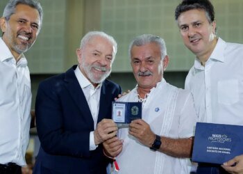 Lula entrega carteiras de docente a professores do Ceará