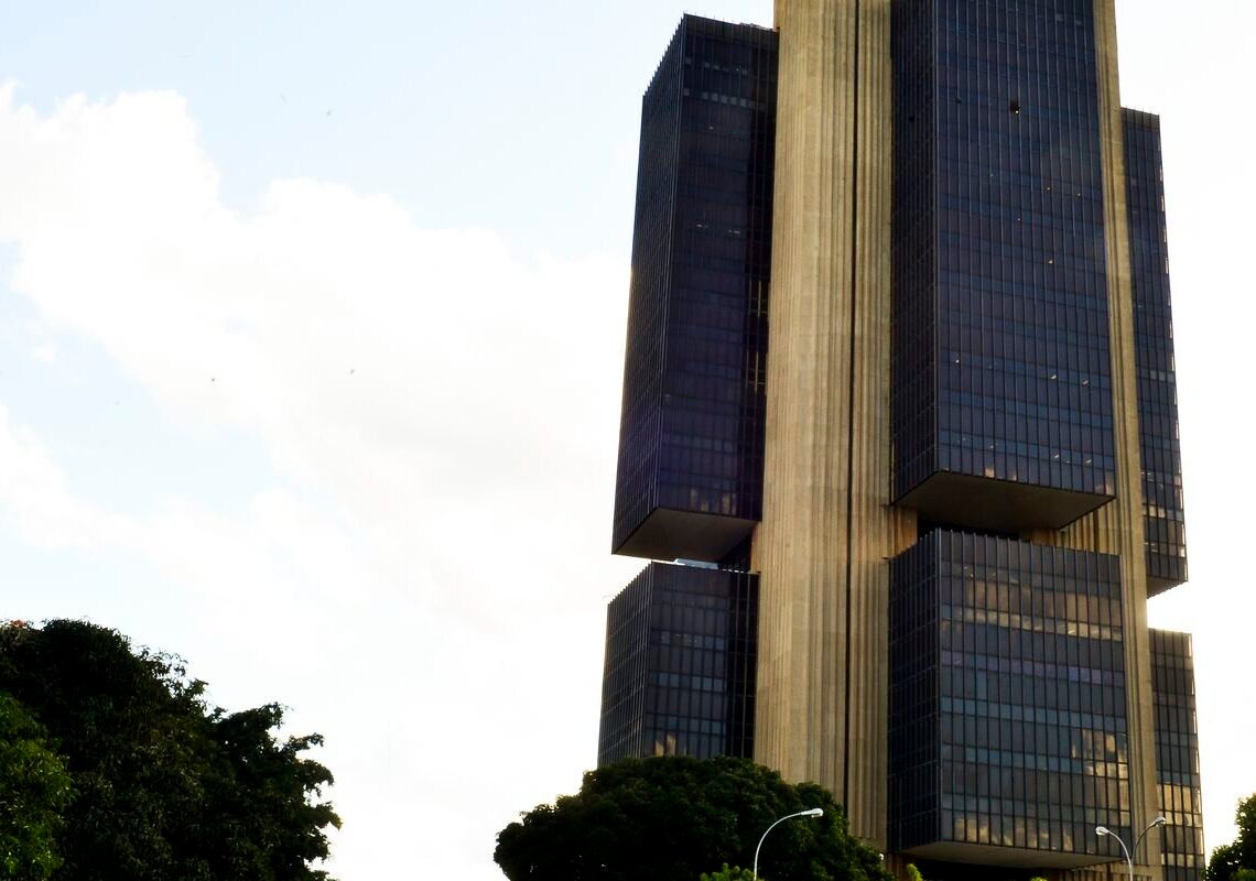 Juros do crédito pessoal e cartão rotativo avançam para as famílias