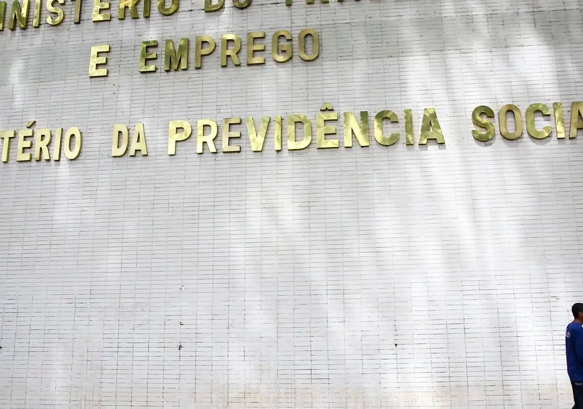Brasil cria 85,8 mil vagas de trabalho em novembro